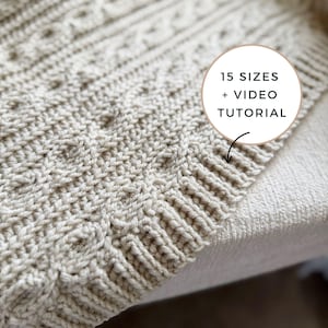 Pode incluir: Close-up de um tecido de malha bege com vários padrões texturizados. A borda do tecido apresenta um design canelado. Um gráfico circular diz "15 TAMANHOS + TUTORIAL EM VÍDEO".