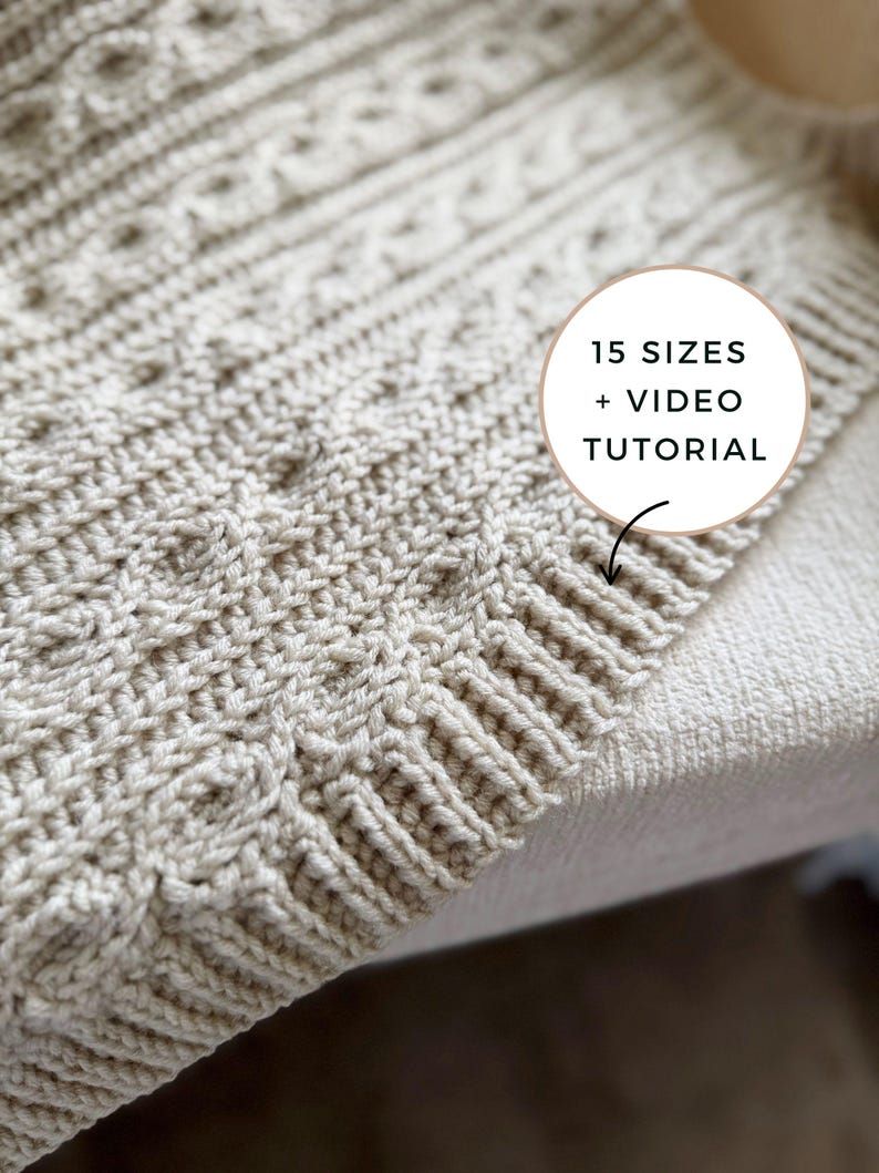 Peut inclure: Gros plan sur un tissu tricot&eacute; beige avec divers motifs textur&eacute;s. Le bord du tissu pr&eacute;sente un motif c&ocirc;tel&eacute;. Un graphique circulaire indique "15 TAILLES + TUTO VID&Eacute;O".
