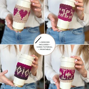 Op de afbeelding: Vier afbeeldingen tonen witte reisbekers met verschillende gehaakte hoezen. De hoezen hebben hart- en geometrische patronen in roze, paars en beige. De afbeelding bevat de tekst: "4 DESIGNS INCLUDED + VIDEO TUTORIAL + PRINTABLE."