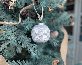 CROCHET PATTERN / Crochet Christmas Bauble Decoration / Gingham Bauble - PDF Crochet Pattern