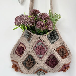 CROCHET PATTERN & VIDEO/ Granny Square Bag Crochet Pattern / Flower Crochet Bag / Easy Tote or Crossbody Bag Pdf