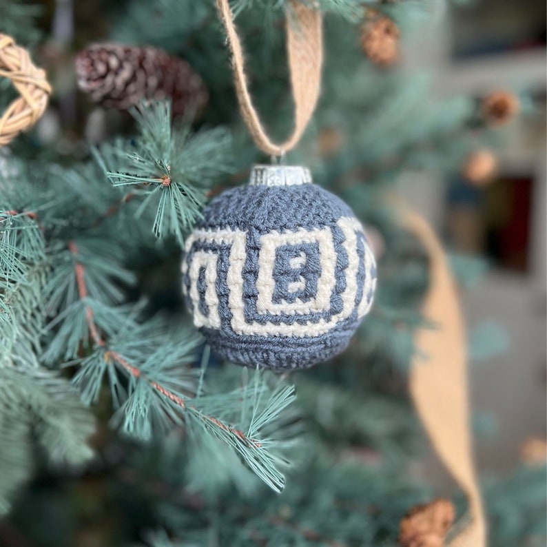 CROCHET PATTERN / Crochet Christmas Bauble Decoration / Straight Swirls Bauble PDF Crochet Pattern image 1