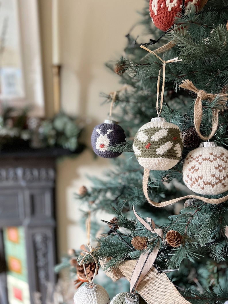 Crochet christmas baubles on a fir tree.