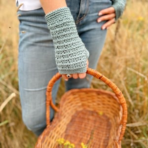 crochet fingerless gloves with thumb