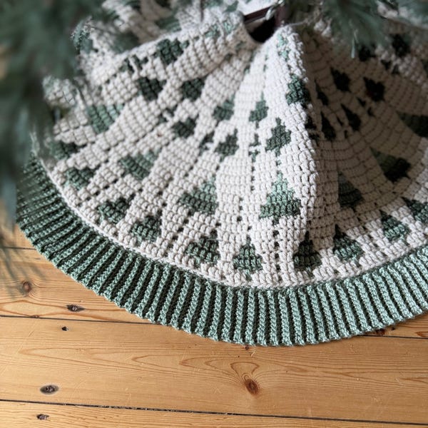 CROCHET PATTERN + VIDEO | Twinkling Trees Christmas Tree Skirt pdf, Overlay Mosaic Holiday Poncho