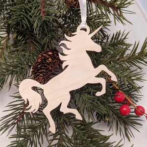 Unicornio ornamento de Navidad // decoración de vacaciones de madera // ornamento de árbol de Navidad // Recortar un árbol // Decoración de Navidad fantasía // Ornamento princesa imagen 1