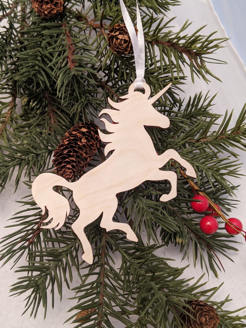 Unicornio ornamento de Navidad // decoración de vacaciones de madera // ornamento de árbol de Navidad // Recortar un árbol // Decoración de Navidad fantasía // Ornamento princesa imagen 1