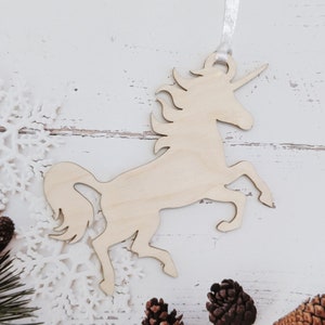 Unicornio ornamento de Navidad // decoración de vacaciones de madera // ornamento de árbol de Navidad // Recortar un árbol // Decoración de Navidad fantasía // Ornamento princesa imagen 2