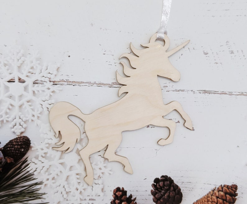 Unicornio ornamento de Navidad // decoración de vacaciones de madera // ornamento de árbol de Navidad // Recortar un árbol // Decoración de Navidad fantasía // Ornamento princesa imagen 2