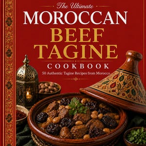 Op de afbeelding: Een kookboek getiteld The Ultimate Moroccan Beef Tagine Cookbook met 50 Authentic Tagine Recipes from Morocco. De kaft heeft een rode achtergrond, een aardewerken tajine met rundvlees en pruimen, een verlichte metalen lantaarn en kleine schaaltjes.
