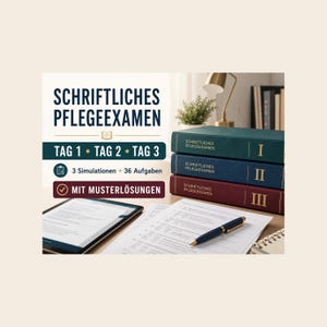 Peut inclure: Trois livres empilés intitulés SCHRIFTLICHES PFLEGEEXAMEN avec les chiffres romains I, II et III en vert, bleu et bordeaux. Le texte inclut TAG 1, TAG 2, TAG 3, 3 Simulationen, 36 Aufgaben et MIT MUSTERLÖSUNGEN. Une tablette, du papier et un stylo.