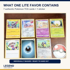 Puede incluir: Una colecci&oacute;n de siete cartas coleccionables de Pok&eacute;mon y una pegatina circular de Pok&eacute; Ball. Las cartas muestran a Luxio, Skarmory, Togepi, Eldegoss, Shauna, un s&iacute;mbolo de energ&iacute;a oscura y Rookidee. El texto dice: WHAT ONE LITE FAVOR CONTAINS.