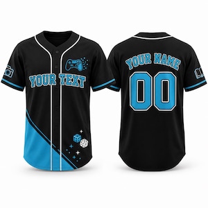 Op de afbeelding: Een zwart honkbalshirt met witte biezen, voorzien van een blauwe diagonale streep aan de onderkant. De voorkant toont een gamecontroller, dobbelstenen en de tekst YOUR TEXT. De achterkant toont de tekst YOUR NAME en het nummer 00 in blauw met witte randen.