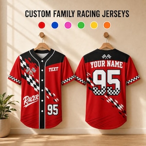 Op de afbeelding: Twee rood-zwarte honkbalshirts met knoopsluiting, voorzien van een geblokt vlagpatroon, het woord RACER, het nummer 95 en aanpasbare tekstgebieden. De tekst CUSTOM FAMILY RACING JERSEYS staat bovenaan met zes gekleurde cirkels eronder.