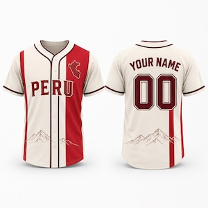 Peut inclure: Un maillot de baseball crème et rouge avec le texte PERU sur le devant, un contour de carte et un motif de montagne. Le dos affiche le texte YOUR NAME au-dessus du numéro 00 en rouge foncé avec un motif de montagne assorti à l'ourlet.