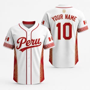 Peut inclure: Un maillot de baseball blanc avec des accents rouges, le mot Peru en écriture rouge sur le devant, et le texte YOUR NAME avec le numéro 10 au dos. Les manches et les côtés présentent des drapeaux péruviens et des motifs géométriques rouge et or.