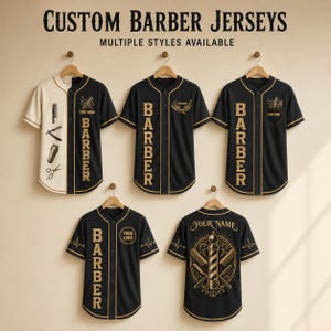 Puede incluir: Cinco camisetas estilo béisbol con el texto CUSTOM BARBER JERSEYS y MULTIPLE STYLES AVAILABLE. Las camisetas son negras y crema con detalles dorados, con gráficos de barbería como tijeras, peines, cortapelos y un poste de barbero.