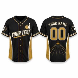 Puede incluir: Una camiseta de béisbol negra y dorada con temática de bolos. El frente muestra el texto YOUR TEXT con un gráfico de una bola y un bolo. La parte posterior muestra el texto YOUR NAME sobre el número 00 y un gráfico de una pista de bolos.