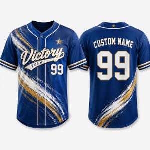 Op de afbeelding: Een blauw honkbalshirt met een knoopsluiting aan de voorzijde, witte en gouden penseelstreekpatronen en de tekst Victory Team 99 op de voorkant. De achterkant toont de tekst CUSTOM NAME en het nummer 99 met een kleine gouden ster bij de hals.