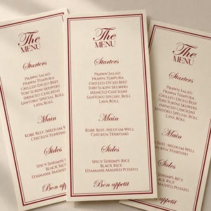 Może przedstawiać: Trzy pionowe menu restauracyjne wydrukowane na kremowym kartonie z ciemnoczerwoną obw&oacute;dką z podw&oacute;jnej linii. Tekst zawiera nagł&oacute;wki The Menu, Starters, Main i Sides, wymieniając dania takie jak Prawn Salad, Grilled Diced Beef i Chicken Teriyaki.