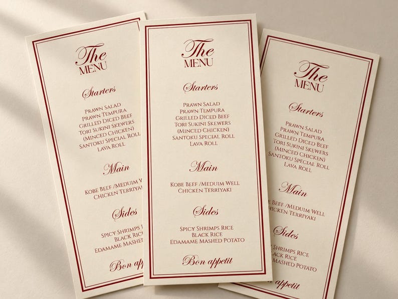 Może przedstawiać: Trzy pionowe menu restauracyjne wydrukowane na kremowym kartonie z ciemnoczerwoną obw&oacute;dką z podw&oacute;jnej linii. Tekst zawiera nagł&oacute;wki The Menu, Starters, Main i Sides, wymieniając dania takie jak Prawn Salad, Grilled Diced Beef i Chicken Teriyaki.