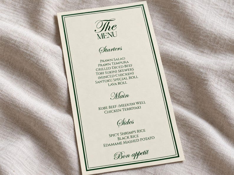 Może przedstawiać: Prostokątna karta menu z kremowym tłem i ciemnozieloną obw&oacute;dką z podw&oacute;jną linią. Tekst zawiera nagł&oacute;wki The Menu, Starters, Main i Sides, wymieniając r&oacute;żne potrawy, takie jak Prawn Salad, Kobe Beef oraz Edamame Mashed Potato.
