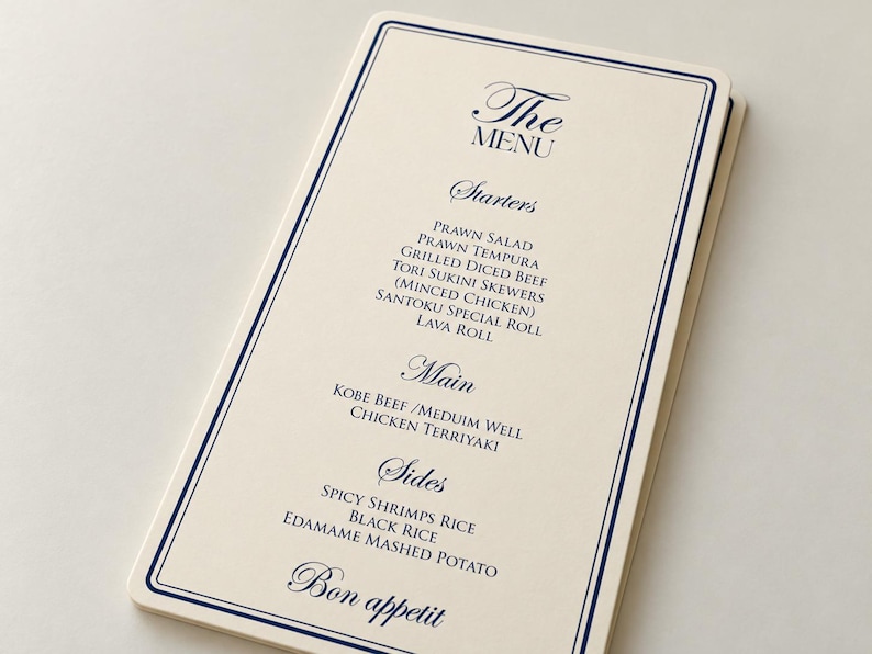 Może przedstawiać: Prostokątna karta menu z kremowym tłem i ciemnoniebieską obw&oacute;dką z podw&oacute;jną linią. Tekst jest wydrukowany w kolorze ciemnoniebieskim, zawiera sekcje Starters, Main i Sides, nagł&oacute;wek The Menu oraz końcowe wyrażenie Bon appetit.