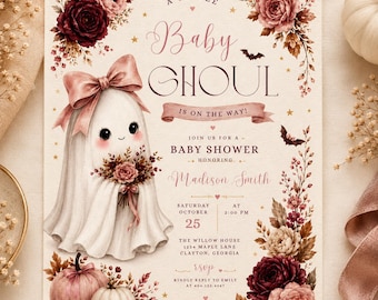 Op de afbeelding: Een uitnodigingskaart voor een babyshower met een geestje met een roze strik en een boeket, omringd door bloemstukken, pompoenen en vleermuizen. De tekst luidt A LITTLE Baby GHOUL IS ON THE WAY! JOIN US FOR A BABY SHOWER HONORING Madison Smith.
