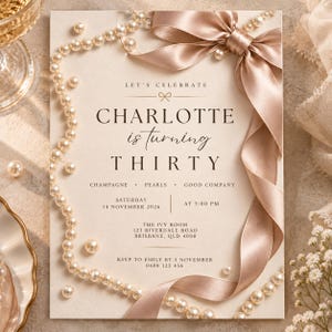 Puede incluir: Una tarjeta de invitación de color crema con el texto LET'S CELEBRATE CHARLOTTE is turning THIRTY, CHAMPAGNE • PEARLS • GOOD COMPANY, SATURDAY 14 NOVEMBER 2026 AT 7:00 PM, THE IVY ROOM 123 RIVERDALE ROAD BRISBANE, QLD 4000, RSVP TO EMILY BY 1 NOVEMBER 0400 123 456. La tarjeta está decorada con un lazo de satén color champán y un collar de perlas blancas.