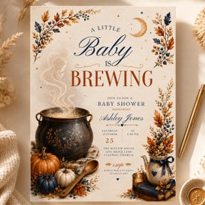 Può includere: Un invito rettangolare per baby shower con il testo A LITTLE Baby IS BREWING. Il design include un calderone scuro con vapore, zucche, una teiera e fogliame autunnale. Include il nome Ashley Jones, la data e il luogo dell'evento.