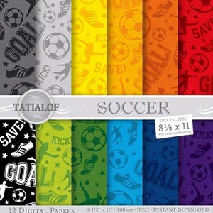 Puede incluir: Una colección de 12 papeles digitales con patrones de temática de fútbol en varios colores, incluyendo gris, amarillo, naranja, rojo, negro, verde, azul y morado. Cada patrón muestra balones, zapatos, jugadores y el texto GOAL, KICK y SAVE.