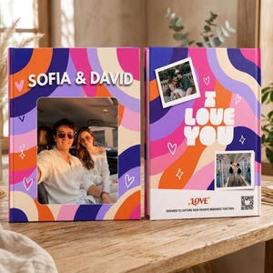 Puede incluir: Un álbum de fotos personalizado con un patrón ondulado colorido en naranja, rosa y morado. La portada presenta el texto SOFIA & DAVID y una foto grande. La contraportada muestra el texto I LOVE YOU, dos fotos pequeñas y un código QR.