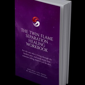 Può includere: Un quaderno di esercizi viola intitolato The Twin Flame Separation Healing Workbook di Kristen Mae Devoue. La copertina presenta un logo rosso e bianco in alto, con testo bianco che riporta il titolo su uno sfondo viola scuro.