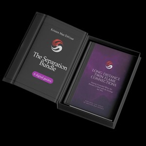 Può includere: Una scatola di presentazione nera contenente una guida digitale intitolata The Separation Bundle di Kristen Mae DeVoue con 6 guide digitali. All'interno è visibile un libro viola intitolato Long Distance Twin Flame Connections.