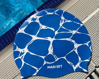 Bonnet de bain en silicone Reflections | Imprimé abstrait bleu et blanc, ensemble de maillot de bain principal