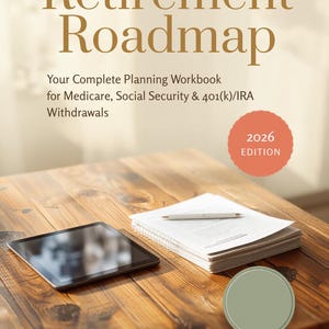 Può includere: Un quaderno di lavoro digitale intitolato Retirement Roadmap: Your Complete Planning Workbook for Medicare, Social Security & 401(k)/IRA Withdrawals, 2026 Edition. La copertina mostra un tablet, una risma di carta bianca e una penna su legno.