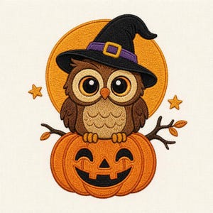 Puede incluir: Un diseño bordado que muestra un búho marrón con un sombrero de bruja negro, banda morada y hebilla amarilla. El búho está sentado sobre una calabaza naranja tallada frente a una gran luna naranja, flanqueado por dos pequeñas estrellas amarillas.
