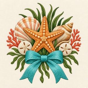 Könnte beinhalten: Ein Stickdesign mit einem zentralen orangefarbenen Seestern, einer gestreiften Muschel, einer Spiralschale, zwei Sanddollars und roten Korallenzweigen. Das Arrangement wird durch grüne Algen und eine große, leuchtend türkisfarbene Stoffschleife ergänzt.