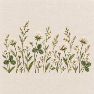 Könnte beinhalten: Eine Stickerei auf hellbeigem Stoff mit einem botanischen Arrangement aus weißen Gänseblümchen mit gelben Mitten, grünen Kleeblättern und hohen, schlanken Gräsern. Das Design besteht aus detaillierten Fadenarbeiten in Grün- und Weißtönen.