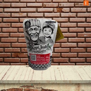 Pode incluir: Uma embalagem de café branca rotulada como Kopi Jrahi com ilustrações a preto e branco de uma pessoa idosa e uma criança. A embalagem inclui o texto Petik Merah, Halal e Kopi Robusta 200g, com um código QR e um padrão geométrico na base.