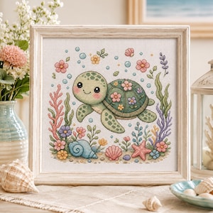 Puede incluir: Un bordado en punto de cruz dentro de un marco cuadrado que muestra una tortuga marina verde sonriente rodeada de elementos submarinos coloridos, incluyendo coral rosa, algas moradas, una concha espiral azul, una estrella de mar rosa y flores.
