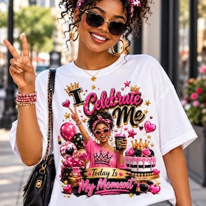 Può includere: Una t-shirt bianca a maniche corte con una stampa grafica che riporta il testo I Celebrate Me e Today Is My Moment. Il design include una torta, palloncini, regali e una corona, tutti nei toni del rosa, nero e oro con glitter.