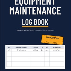 Op de afbeelding: Een donkerblauw onderhoudslogboek voor apparatuur met witte tekst EQUIPMENT MAINTENANCE LOG BOOK. De omslag bevat een geel label voor de volgende onderhoudsbeurt en een voorbeeldtabel met kolommen voor datum, uitgevoerd onderhoud, gebruikte onderdelen, door wie, kosten en volgende onderhoudsdatum. Het bevat 120 pagina's en 1.680 vermeldingen.