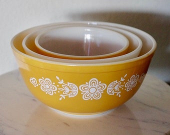 Vintage Pyrex Butterfly Gold Mixing Bowls, Set of 3
