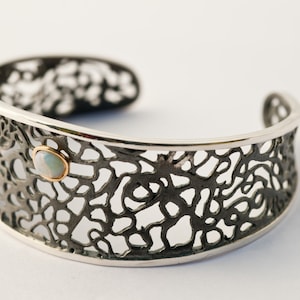 Handgemachte Silber Armband Manschette - filigrane Armband - Silber, Gold und Opal - Lace Collection