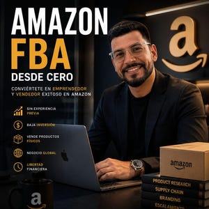 Może przedstawiać: Grafika promocyjna Amazon FBA przedstawiająca uśmiechniętą osobę w ciemnej marynarce korzystającą z laptopa. Tekst zawiera 'AMAZON FBA DESDE CERO', 'TU NEGOCIO. TU LIBERTAD. TU FUTURO.' oraz listę koncepcji biznesowych obok kartonowego pudełka.