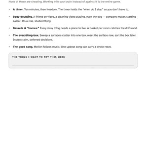 Peut inclure: Une page imprim&eacute;e intitul&eacute;e Tools that help, avec le sous-titre BORROW WHATEVER WORKS. Le texte &eacute;num&egrave;re des strat&eacute;gies de productivit&eacute; incluant un minuteur, le body-doubling, des paniers, une bo&icirc;te &agrave; tout et une bonne chanson, avec une section THE TOOLS I WANT TO TRY THIS WEEK.