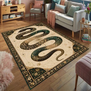 Pode incluir: Um tapete retangular com uma grande ilustração de uma serpente sinuosa em tons de verde escuro, preto e dourado. O fundo é de cor creme claro com padrões celestiais e geométricos intrincados, emoldurado por uma borda decorativa escura.