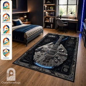 Puede incluir: Una alfombra rectangular con un diseño gráfico del Halcón Milenario con forma de guitarra eléctrica. La alfombra tiene un fondo de espacio azul oscuro con la marca Star Wars, esquemas técnicos y el logotipo de Corellian Engineering Corporation.