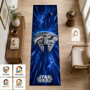 Könnte beinhalten: Ein rechteckiger Läufer mit einer Grafik des Millennium Falken, der durch ein blaues Hyperraum-Sternenfeld fliegt. Das Design zeigt das Star Wars-Logo am unteren Rand und einen kleinen Todesstern im oberen Bereich des Drucks.